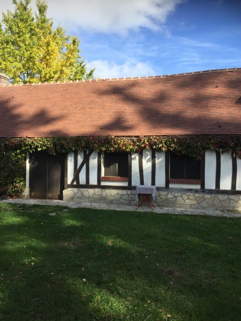 Maison traditionnelle à colombages avec un toit récemment rénové.